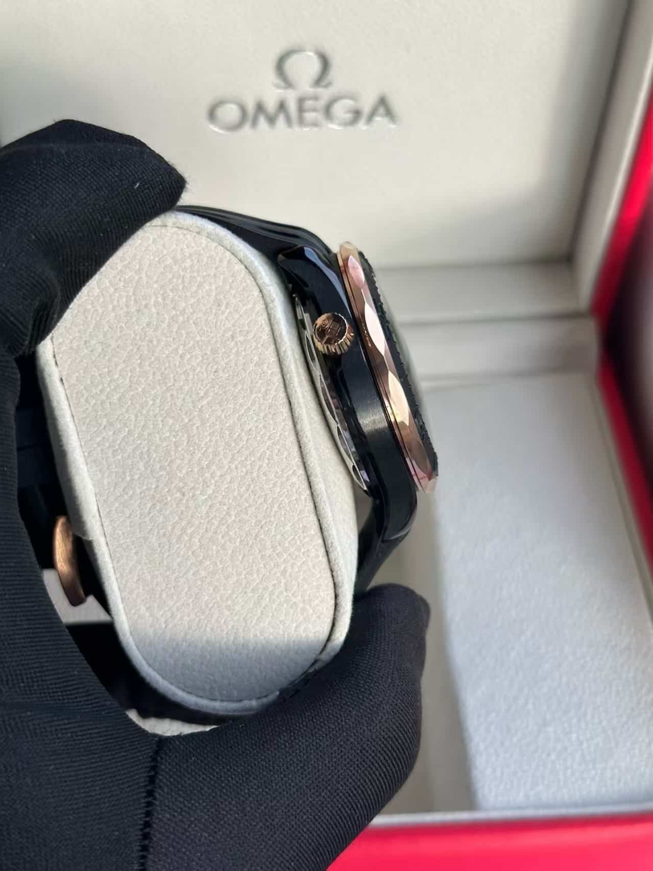 Replica Omega Seamaster Diver 300M Black & Sedna Gold - Image 6