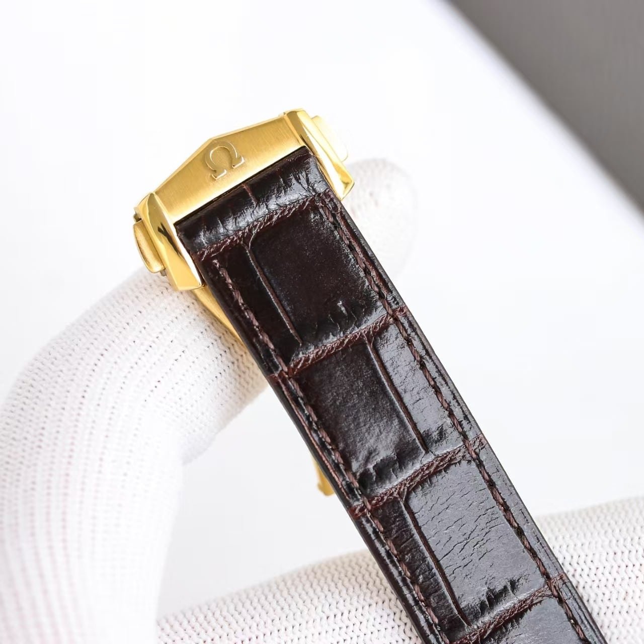 Replica Omega Speedmaster Co-Axial Chronometer Yellow Gold - Image 3