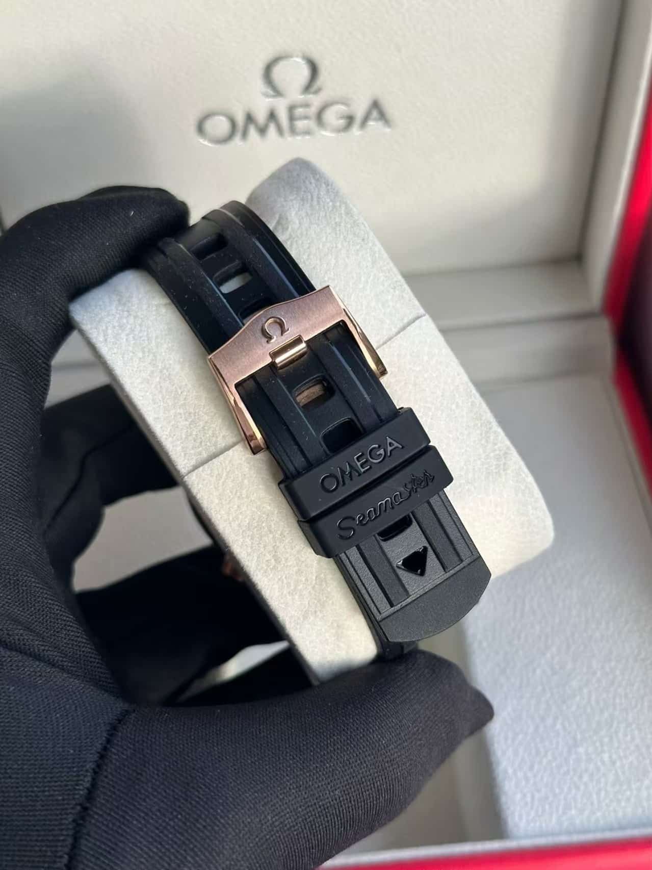 Replica Omega Seamaster Diver 300M Black & Sedna Gold - Image 5